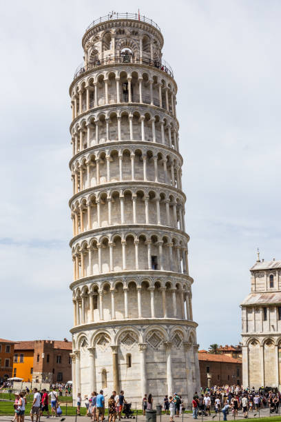 pisa italia - leaning tower of pisa people crowd tourism fotografías e imágenes de stock