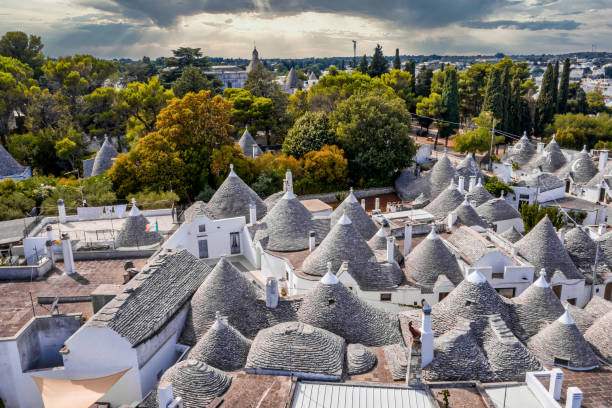 letecký pohled na tradiční trulli domy v arbelobello, provincie bari, region apulie, itálie - locorotondo - stock snímky, obrázky a fotky