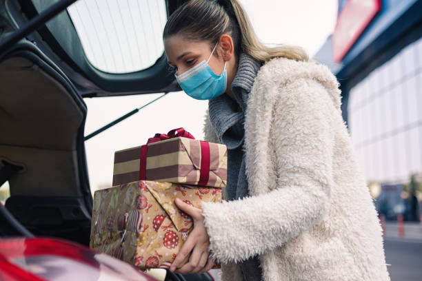 nastoletnia dziewczyna nosi maskę ochronną podczas zakupów na boże narodzenie podczas pandemii covid-19 - christmas bag shopping bag gift zdjęcia i obrazy z banku zdjęć
