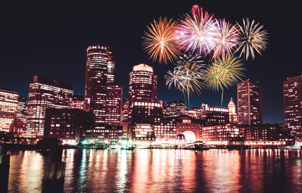 boston skyline por la noche con fuegos artificiales - boston harbor fotografías e imágenes de stock