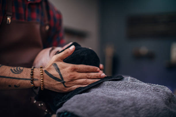 barbero cubriendo la cara del cliente masculino con toalla caliente antes de afeitarse - male towel men human face fotografías e imágenes de stock