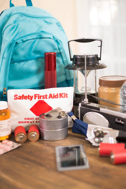 suministros de desastres naturales de preparación para emergencias. - hurricane lantern fotografías e imágenes de stock