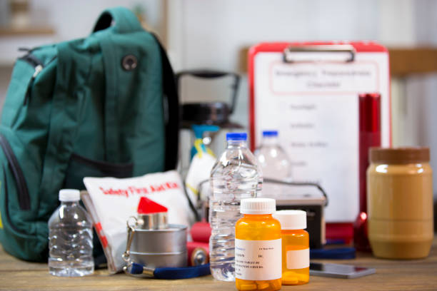 suministros de desastres naturales de preparación para emergencias. - hurricane lantern fotografías e imágenes de stock