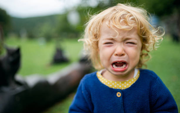 retrato de menina ao ar livre no jardim, chorando. - tantrum toddler child crying - fotografias e filmes do acervo