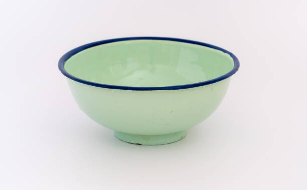 cuenco de metal verde sobre fondo blanco - bowl kitchenware department nested green fotografías e imágenes de stock