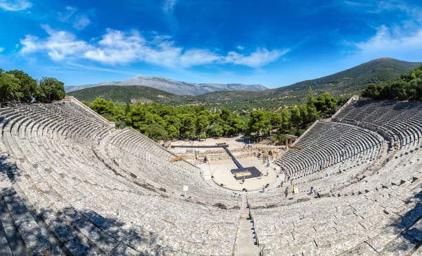 ギリシャのエピダウロス円形劇場 - epidaurus greece epidavros amphitheater ストックフォトと画像