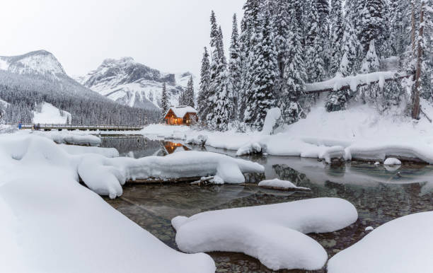 mountain lodge in winter - british columbia canada lake emerald lake imagens e fotografias de stock