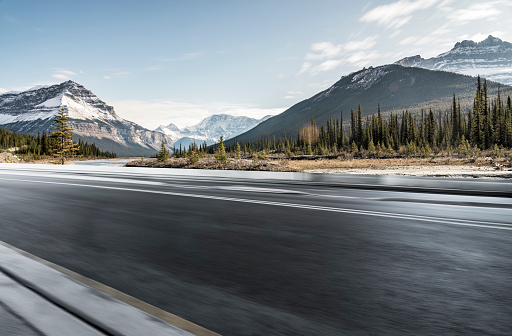 carretera de montaña sinuosa en el Parque Nacional Banff photo