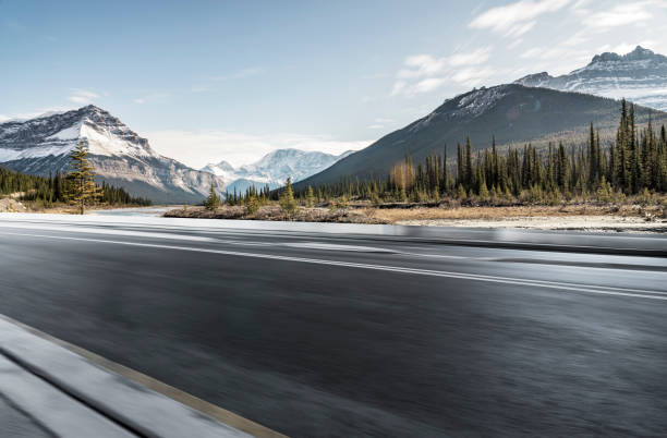 carretera de montaña sinuosa en el parque nacional banff - rocky mountains canada mountain winter fotografías e imágenes de stock