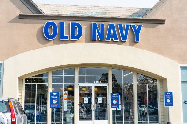Old Navy storefront September 15, 2020 Redwood City / CA / USA - Old Navy store in San Francisco Bay Area; Old Navy is an American clothing and accessories retailing company owned by the American corporation Gap Inc redwood city stock pictures, royalty-free photos & images