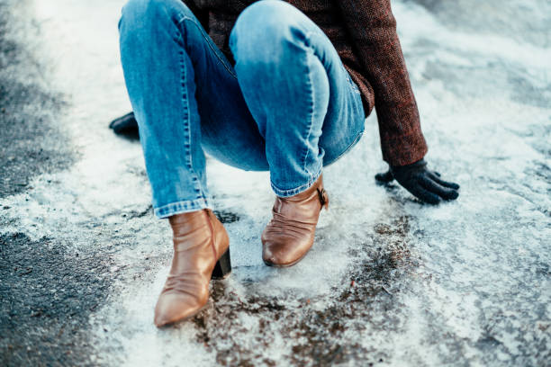 femme tombée sur la rue glacée en hiver. - single drop photos et images de collection