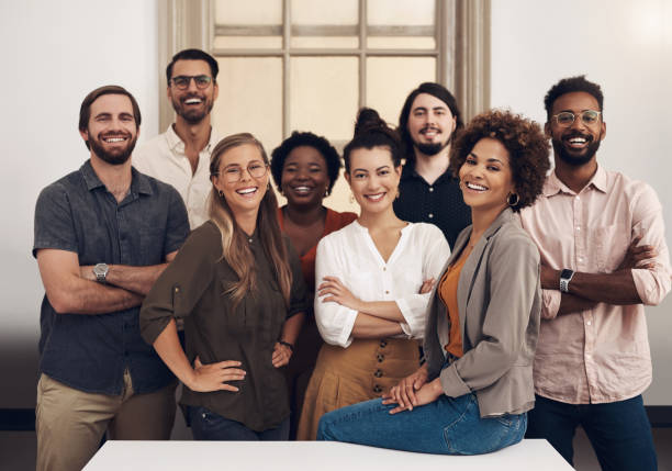 están listos para empujar hacia el éxito con tenacidad y confianza - work group fotografías e imágenes de stock