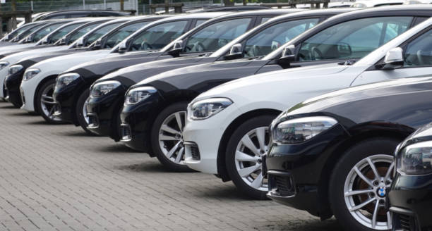 gebrauchte bmw-fahrzeuge, die bei einem öffentlichen autohaus in hamburg abgestellt sind - alufelge stock-fotos und bilder