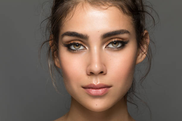 verticale de jeune femme - maquillage des yeux photos et images de collection