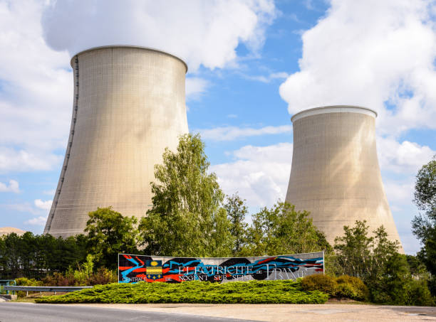 segnale di benvenuto e torri di raffreddamento della centrale nucleare di nogent-sur-seine, francia. - nogent sur seine foto e immagini stock