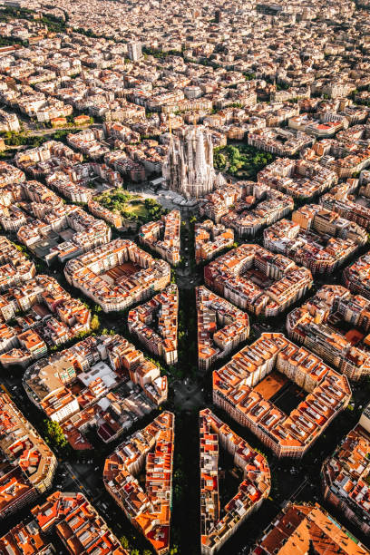 vue aérienne du quartier résidentiel d’eixample à barcelone, avec la sagrada familia, conçue par l’architecte catalan antoni gaudi - high angle view photos et images de collection
