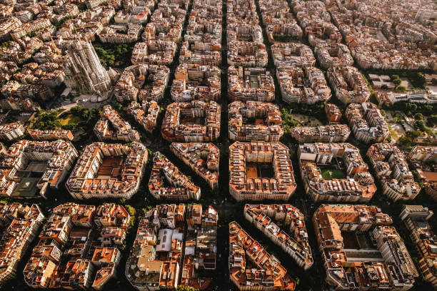 vista aérea del barrio residencial del eixample de barcelona, con la sagrada familia, diseñado por el arquitecto catalán antoni gaudí - spain architecture landscape non urban scene fotografías e imágenes de stock