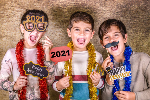 tres niños celebrando la víspera de año nuevo. 2021! - 10 11 years little boys child happiness fotografías e imágenes de stock