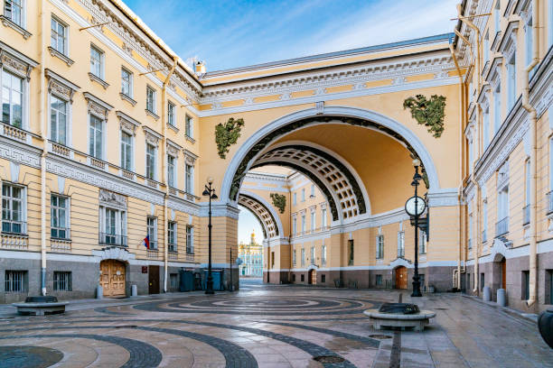 arco del edificio del estado mayor general (zdanie glavnogo shtaba) en san petersburgo, vista a través de la calle bolshaya morskaya. - almirantazgo san petersburgo fotografías e imágenes de stock