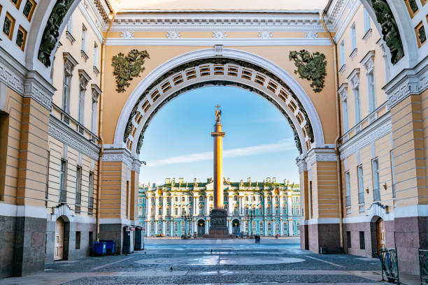 arco del edificio del estado mayor general (zdanie glavnogo shtaba) en san petersburgo, vista a través de la calle bolshaya morskaya. - almirantazgo san petersburgo fotografías e imágenes de stock