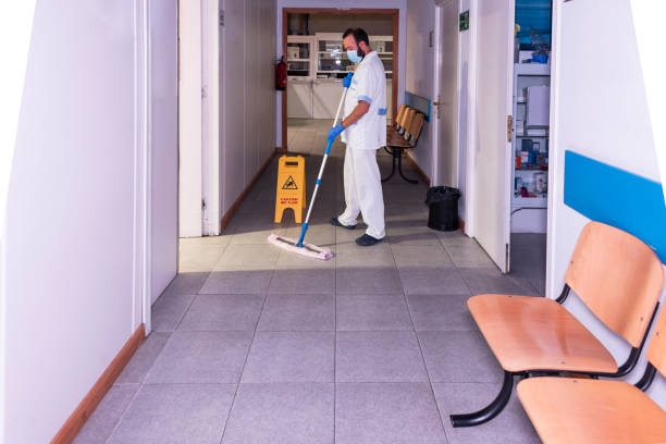 foto conceitual de um funcionário do hospital limpando a enfermaria - empregado da limpeza - fotografias e filmes do acervo