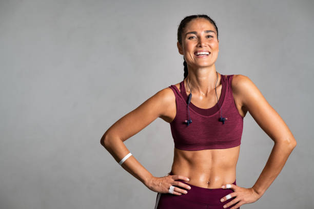 belle femme d’âge moyen riant après l’entraînement - brassière de sport photos et images de collection