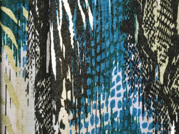 生地市場で見つかった異なる色の布や生地のサンプルに関する詳細なクローズアップビュー - blue silk focus on foreground abstract ストックフォトと画像