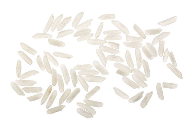 白い背景に孤立した米粒。トップ ビュー。フラットレイ - clipping path rice white rice basmati rice ストックフォトと画像