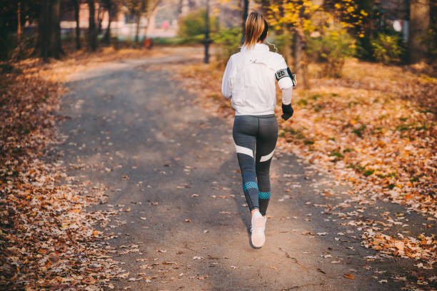 jogging in autumn park - back alley audio imagens e fotografias de stock