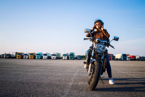 красивая сексуальная брюнетка женщина в кожаной куртке, сидя на мотоцикле в стиле ретро готовится к поездке. езда на мотоцикле. предоставле - motorcycle handlebar road riding стоковые фото и изображения