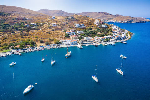 vista panorâmica da vila de vourkari, kea tzia, cíclades, grécia - sailboat moored blue nautical vessel - fotografias e filmes do acervo