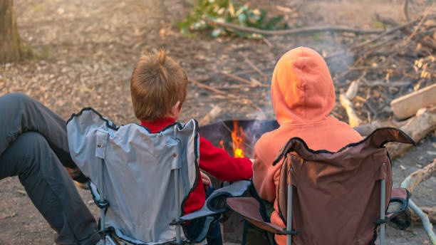 kinder brennen lagerfeuer im wald - fire pit fire camping burning stock-fotos und bilder