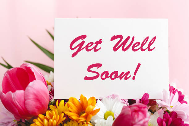 get well soon kaart in bloem boeket op roze achtergrond. stock foto mock-up voor tekst. - beterschap stockfoto's en -beelden