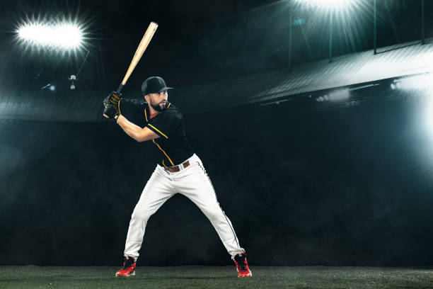 jugador de béisbol porfesional con bate en la gran arena. jugador de béisbol en el estadio. - men baseball baseball cap baseball bat fotografías e imágenes de stock