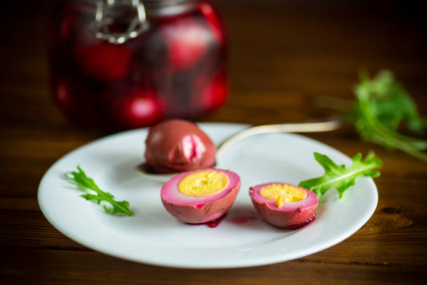 oeufs de poulet marinés dans la marinade de betterave dans une assiette - beet pickled common beet cooked photos et images de collection