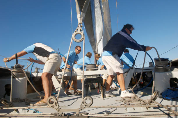 squadra di vela su yacht - squadra di vela foto e immagini stock