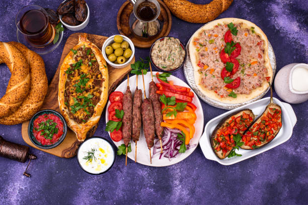 традиционные турецкие или ближневосточные блюда - zaziki стоковые фото и изображения
