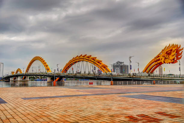 a ponte do dragão em da nang vietnam - cham mask - fotografias e filmes do acervo