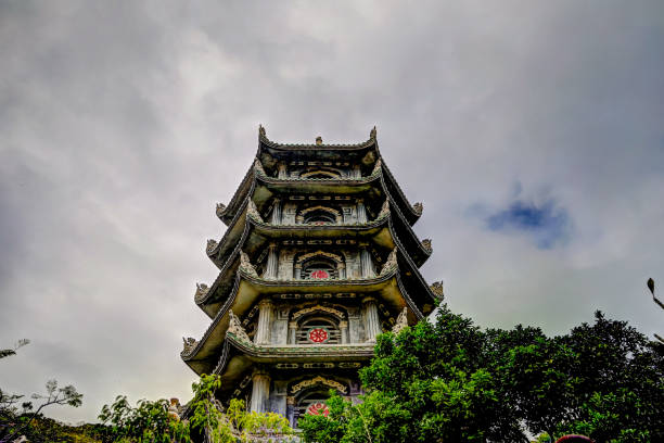 vistas do topo da montanha, esculturas e cenas ao redor das montanhas de mármore em da nang vietnam - cham mask - fotografias e filmes do acervo