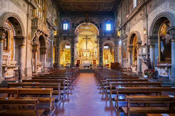 das mittelschiff der franziskanerkirche und des klosters von ognissanti in florenz - church indoors inside of monastery stock-fotos und bilder