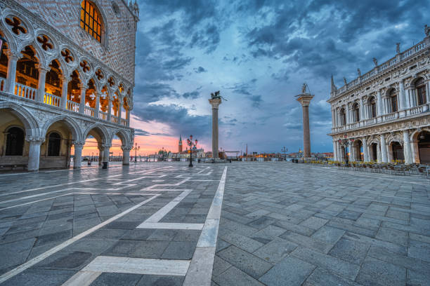 lever de soleil à la piazzetta san marco et le palazza ducale - st marks cathedral photos et images de collection