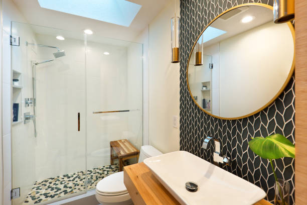 カウンター容器のシンクと洗面化ガラスのシャワーストールとトイレを備えた現代的なバスルームデザイン - bathroom sink window bathroom house ストックフォトと画像