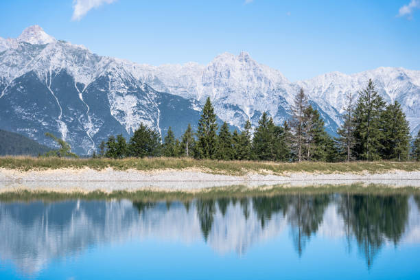 widok na krajobraz jeziora górskiego - spring wetterstein mountains water river zdjęcia i obrazy z banku zdjęć