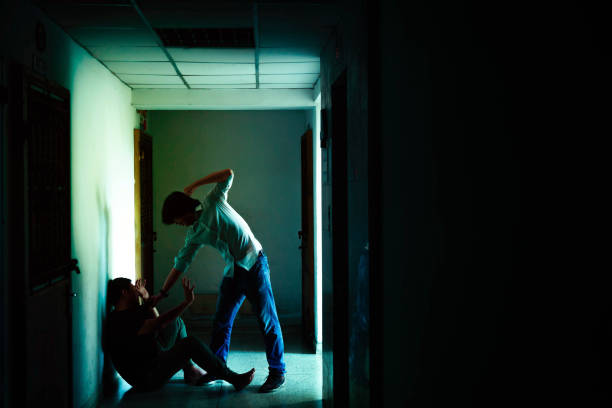 deux hommes en colère face à l’autre. homme contre homme prêt à se battre les uns les autres, ayant des arguments. - conflict face to face child arguing photos et images de collection