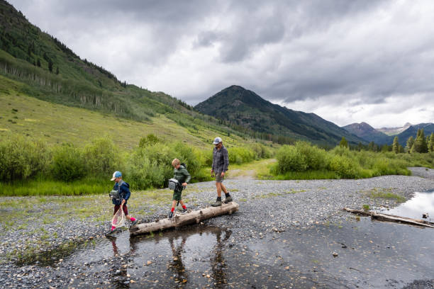 家族フライフィッシングアドベンチ�ャー - fly fishing fishing river fisherman ストックフォトと画像