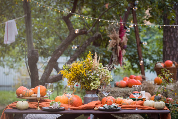 jesienna tematyka układ ustawienie stołu wakacyjnego dla imprezy sezonowej - otwarta przestrzeń ustawienia zdjęcia i obrazy z banku zdjęć