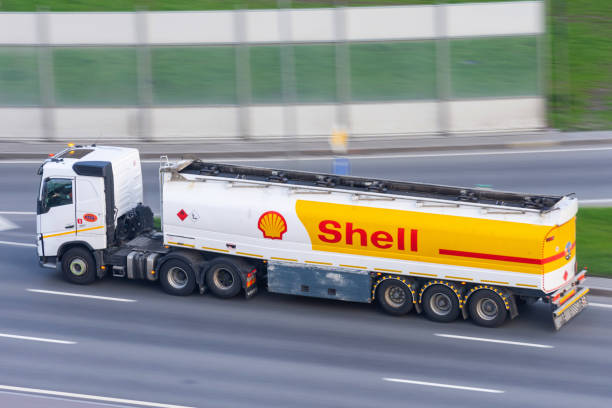 pesado gran camión cisterna shell compañía en la carretera de la ciudad. rusia, san petersburgo. 14 de mayo de 2020. - truck oil industry natural gas action fotografías e imágenes de stock