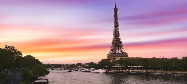 tramonto sulla torre eiffel a parigi, francia - paris france panoramic seine river bridge foto e immagini stock