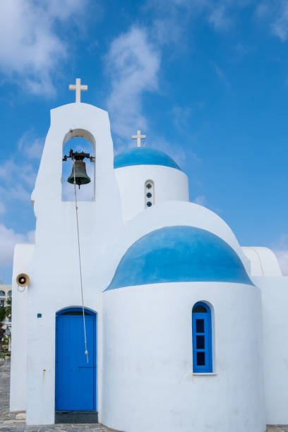 traditionelle kleine christliche kirche gegen blauen wolkenverhangenen himmel - agios nikolaos stock-fotos und bilder