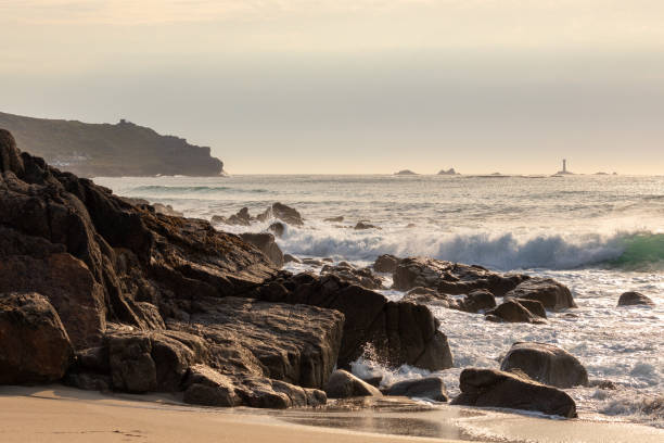 onde che si infrangono sulla costa - penzance foto e immagini stock